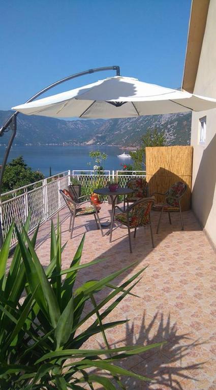 Apartment Rose Garden Рисан Экстерьер фото